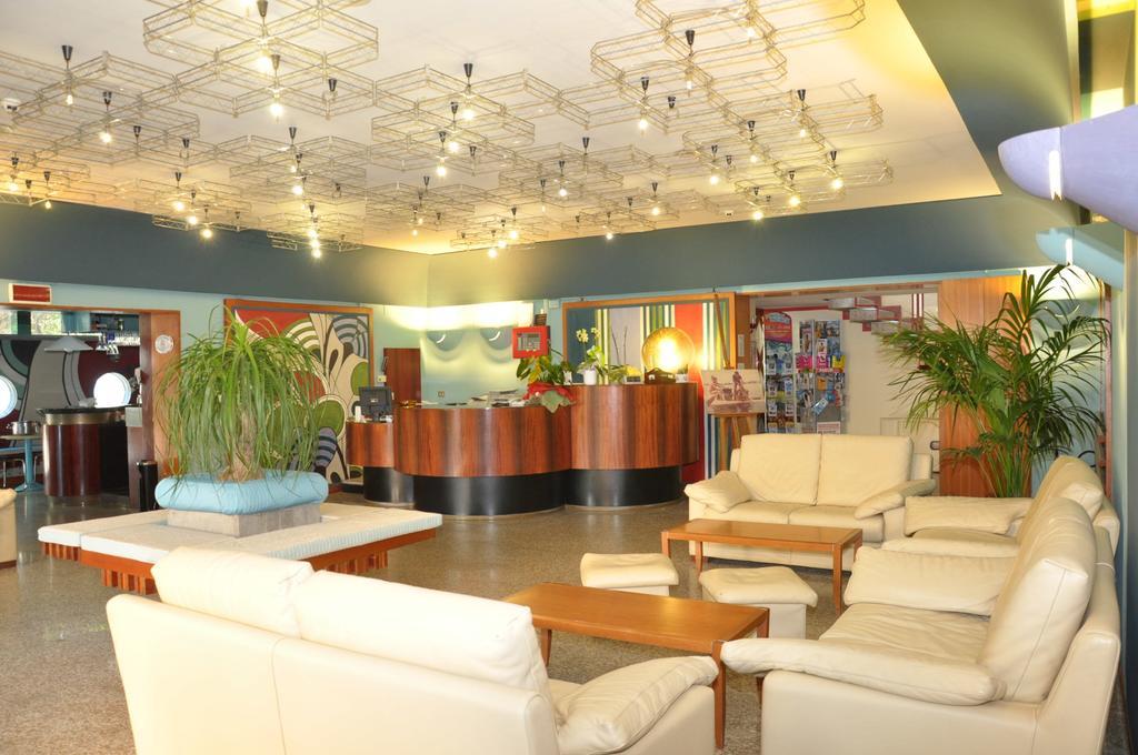 Hotel Carol Римини Экстерьер фото