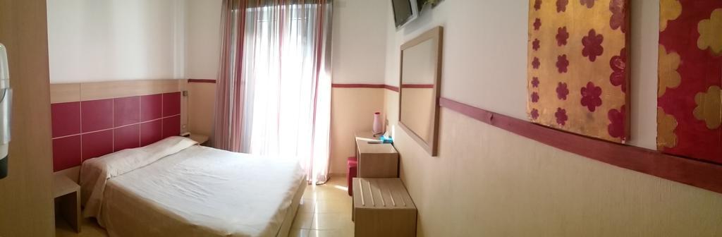 Hotel Carol Римини Экстерьер фото